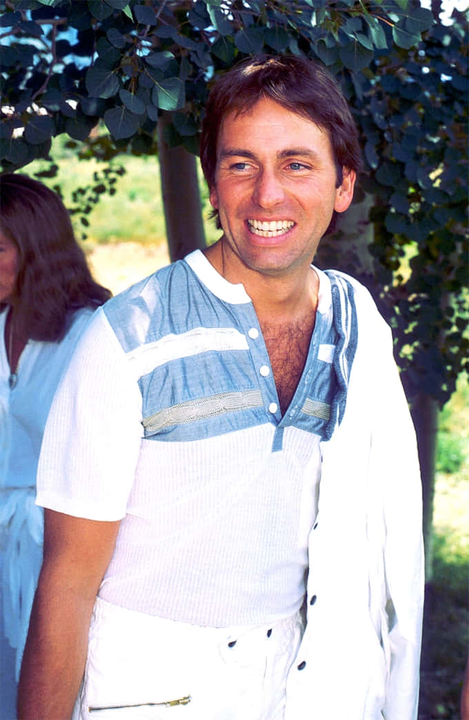 Legendary Actor John Ritter Posing For Portrait Background