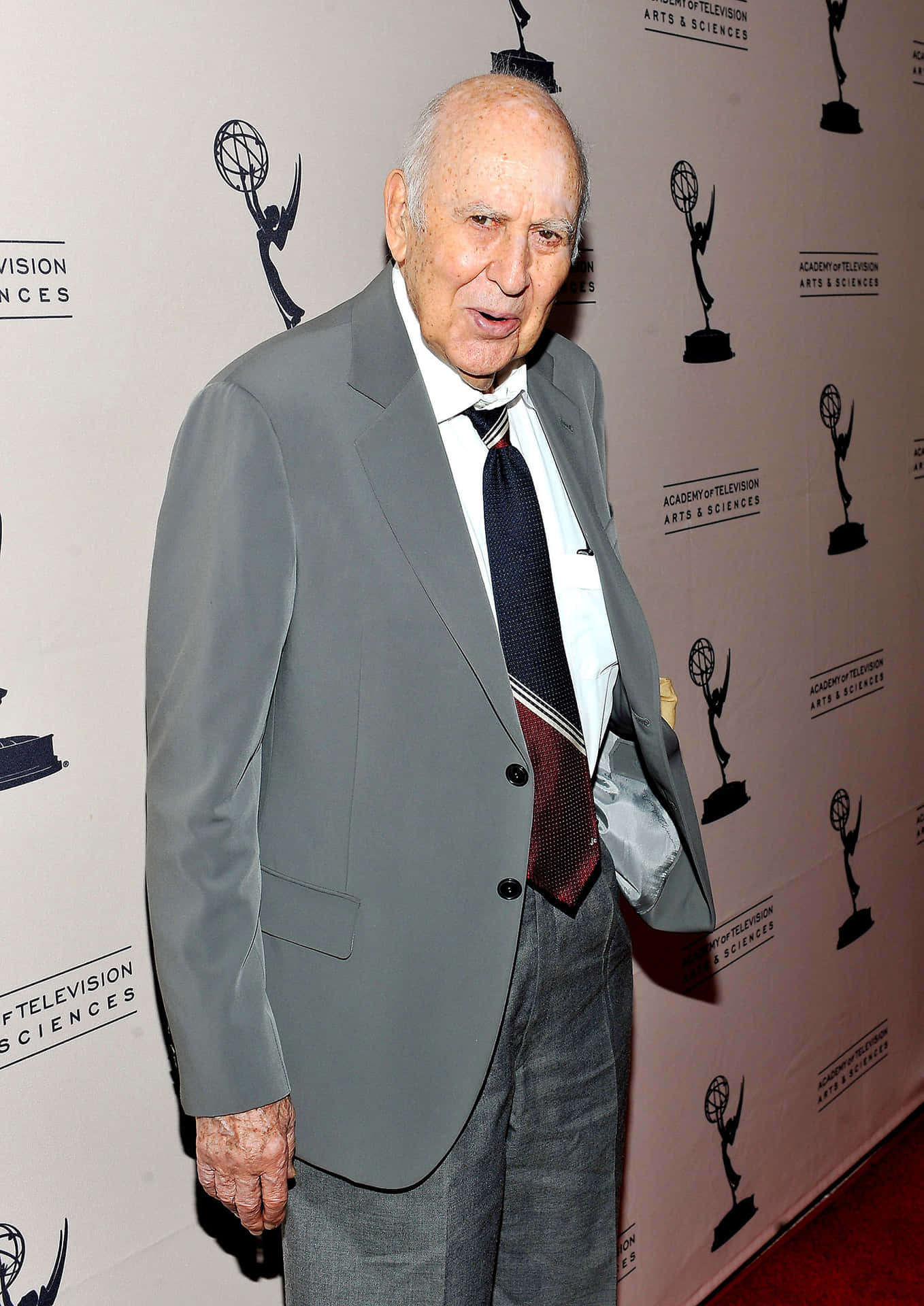 Legendary American Comedian Carl Reiner Background