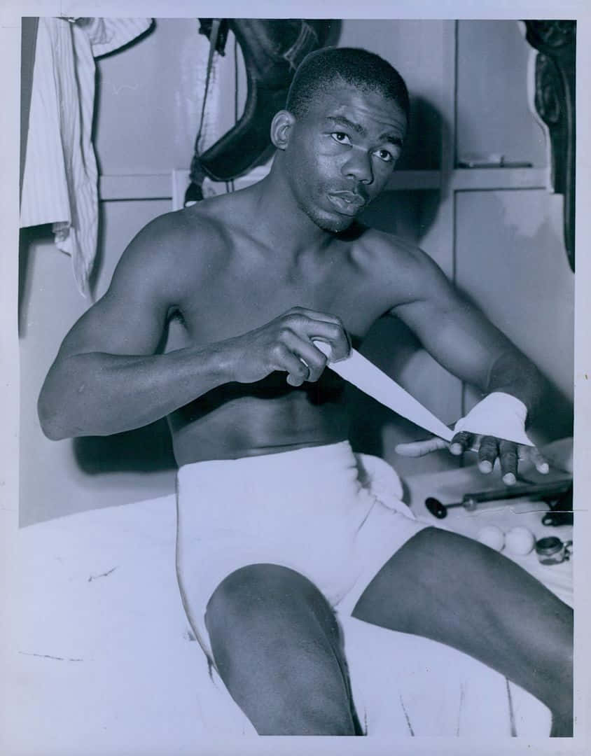 Legendary Boxer Ike Williams Preparing For A Match Background