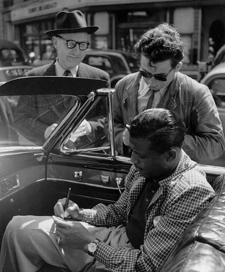 Legendary Boxer Sugar Ray Robinson Signing Autographs Background