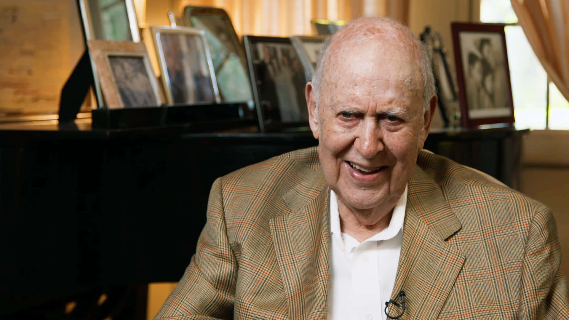Legendary Carl Reiner Smiling For The Camera Background