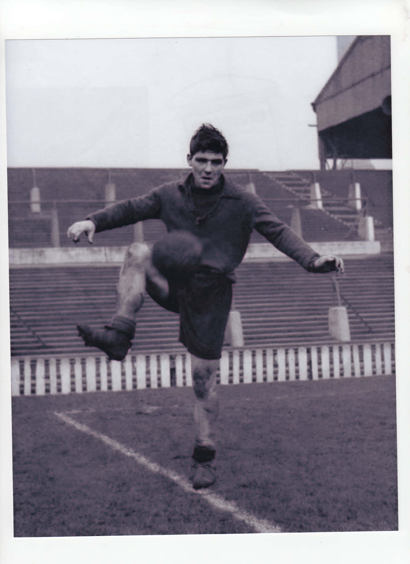 Legendary Footballer Duncan Edwards Background