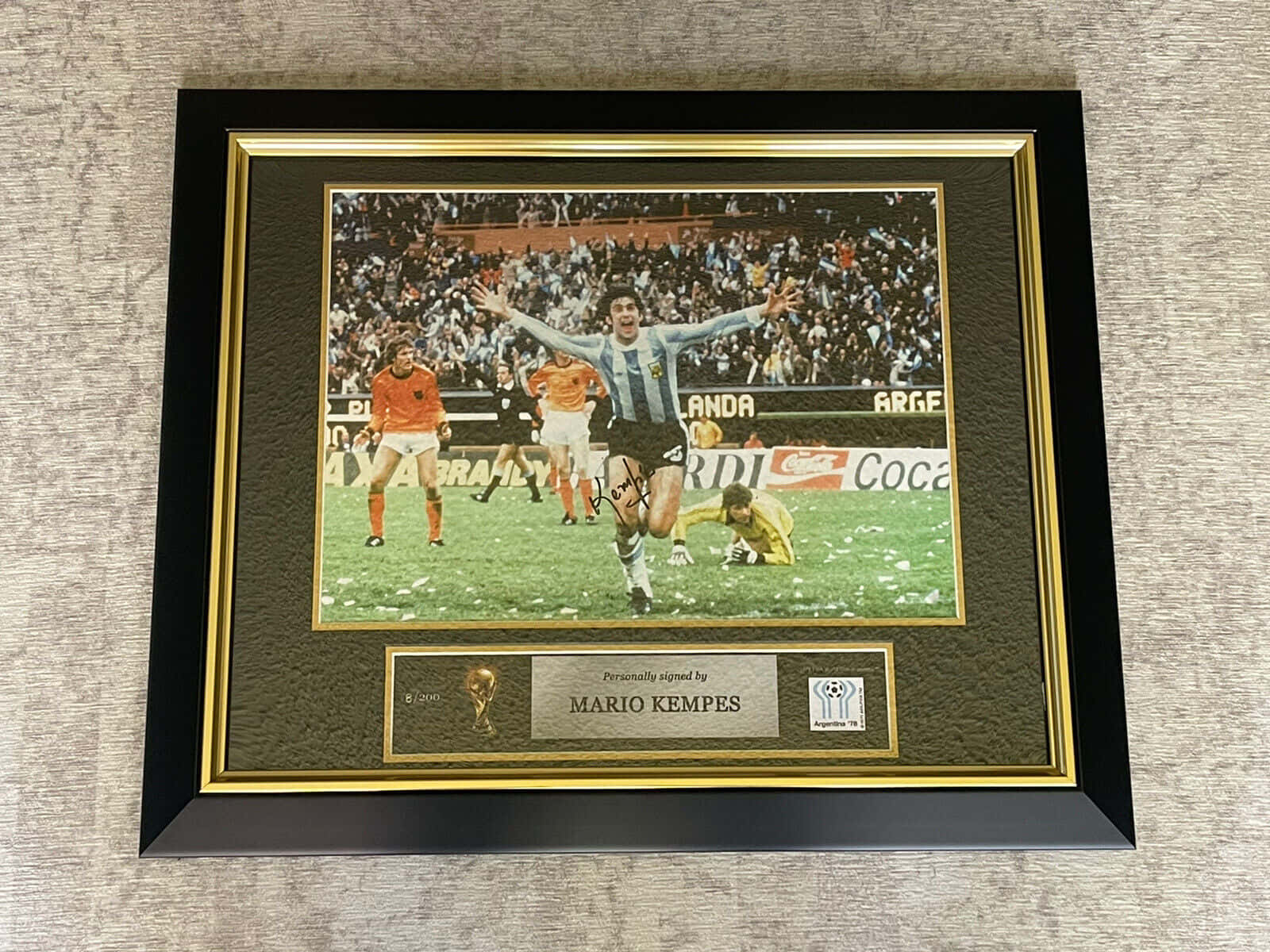 Legendary Footballer Mario Kempes In Action. Background