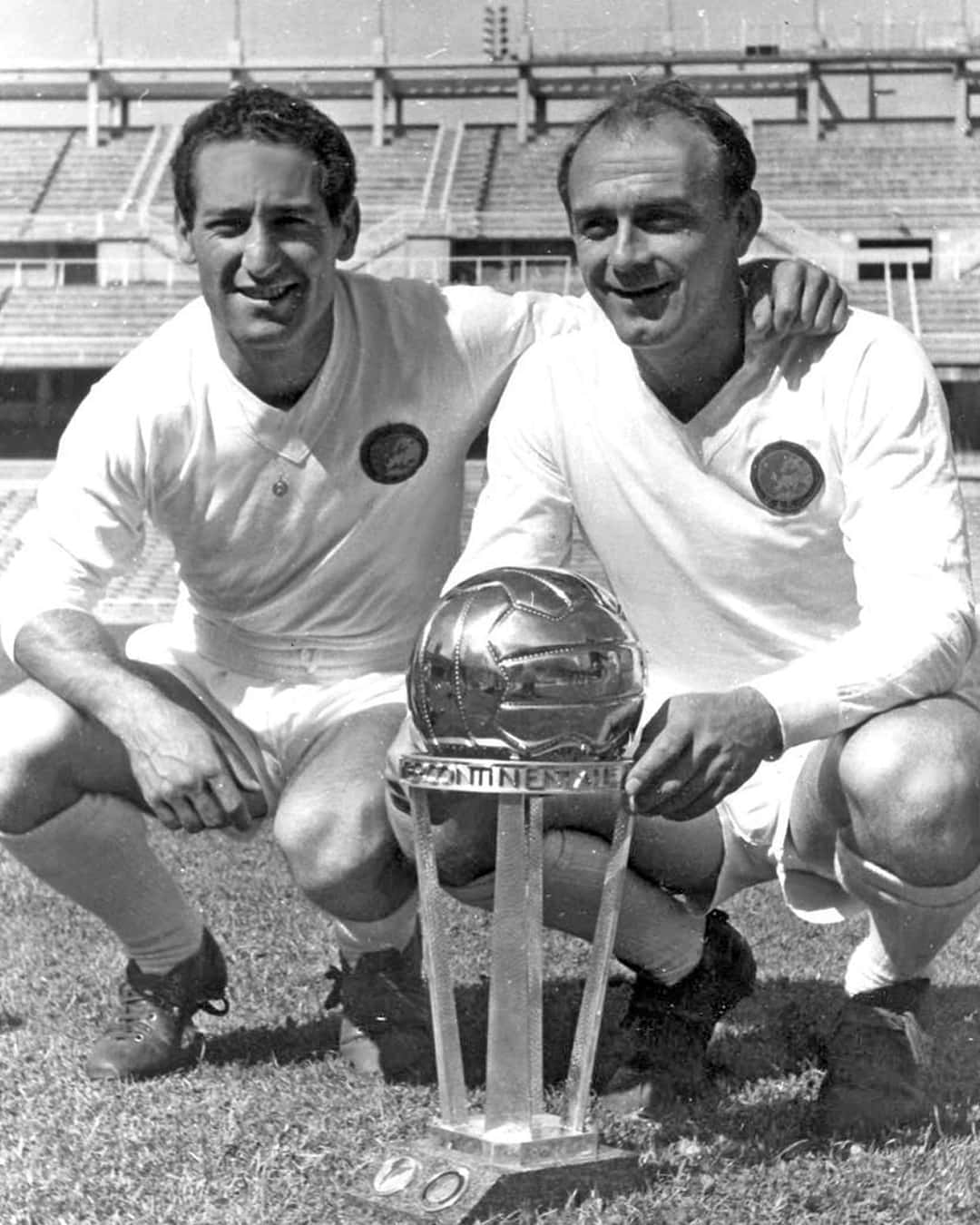 Legendary Footballers Francisco Gento With Alfredo Di Stéfano Background