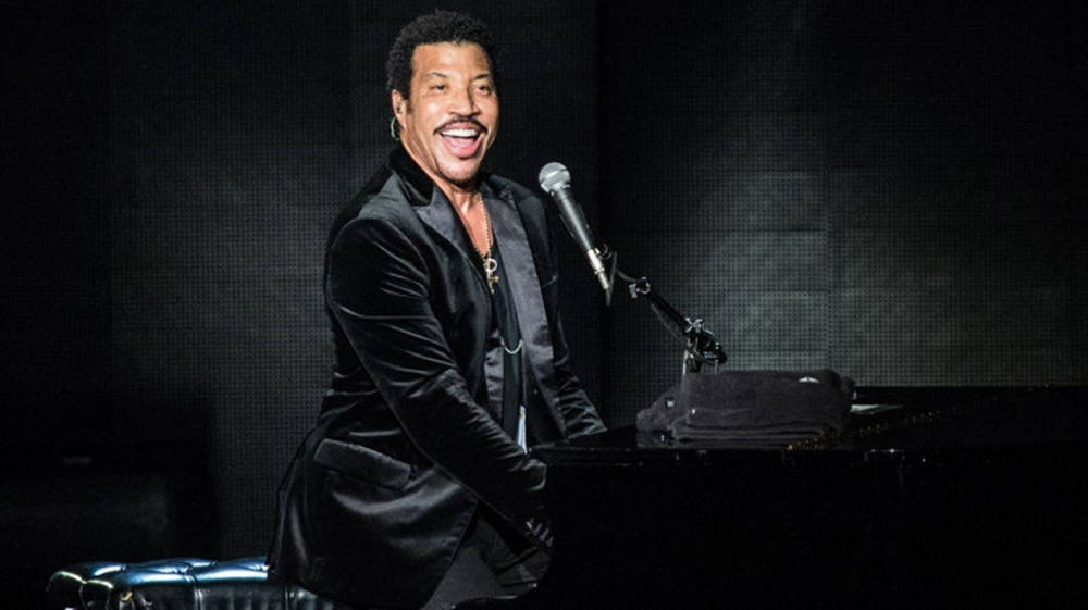 Legendary Music Icon Lionel Richie Performing Live In Arlington, Texas. Background