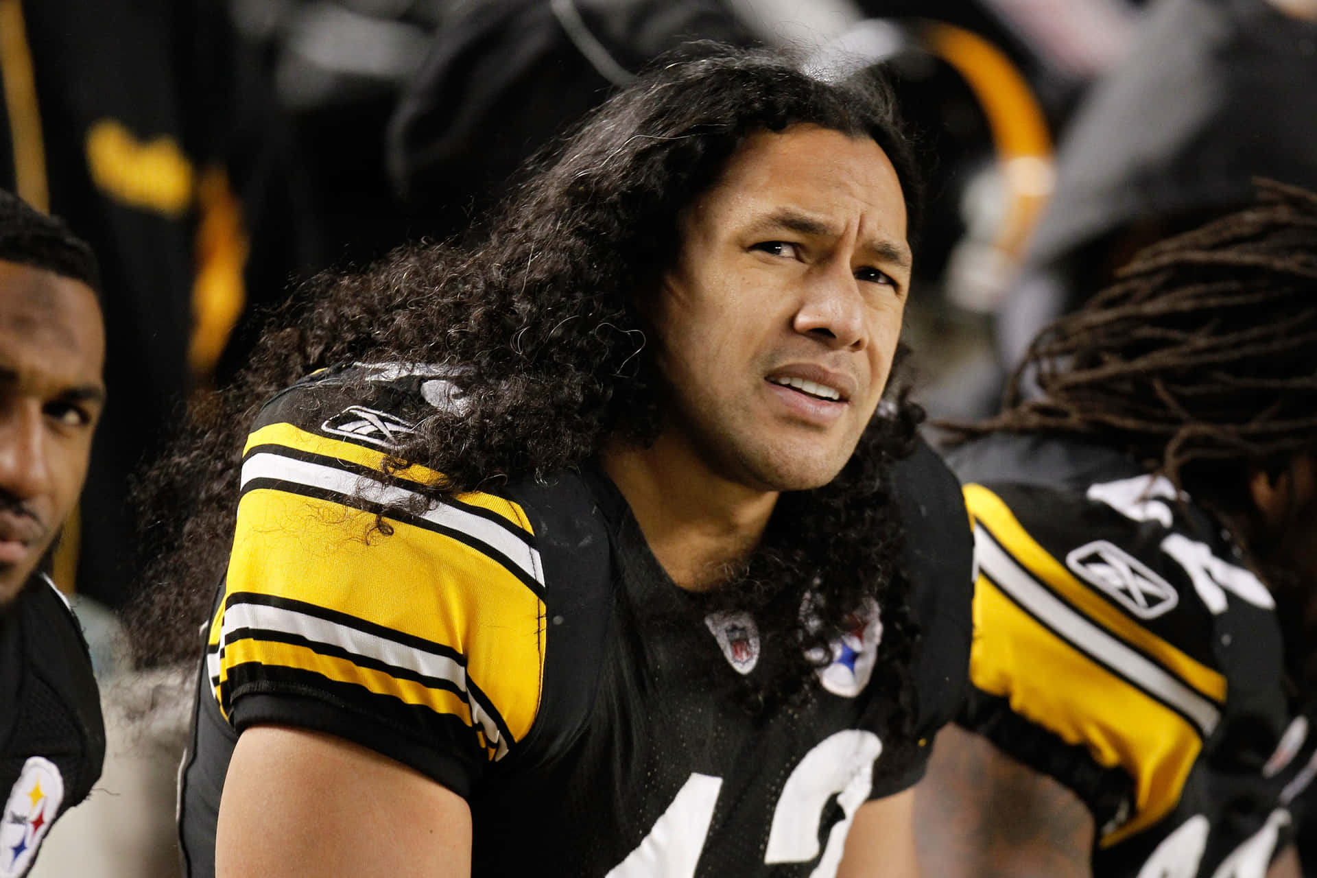 Legendary Nfl Player Troy Polamalu Background