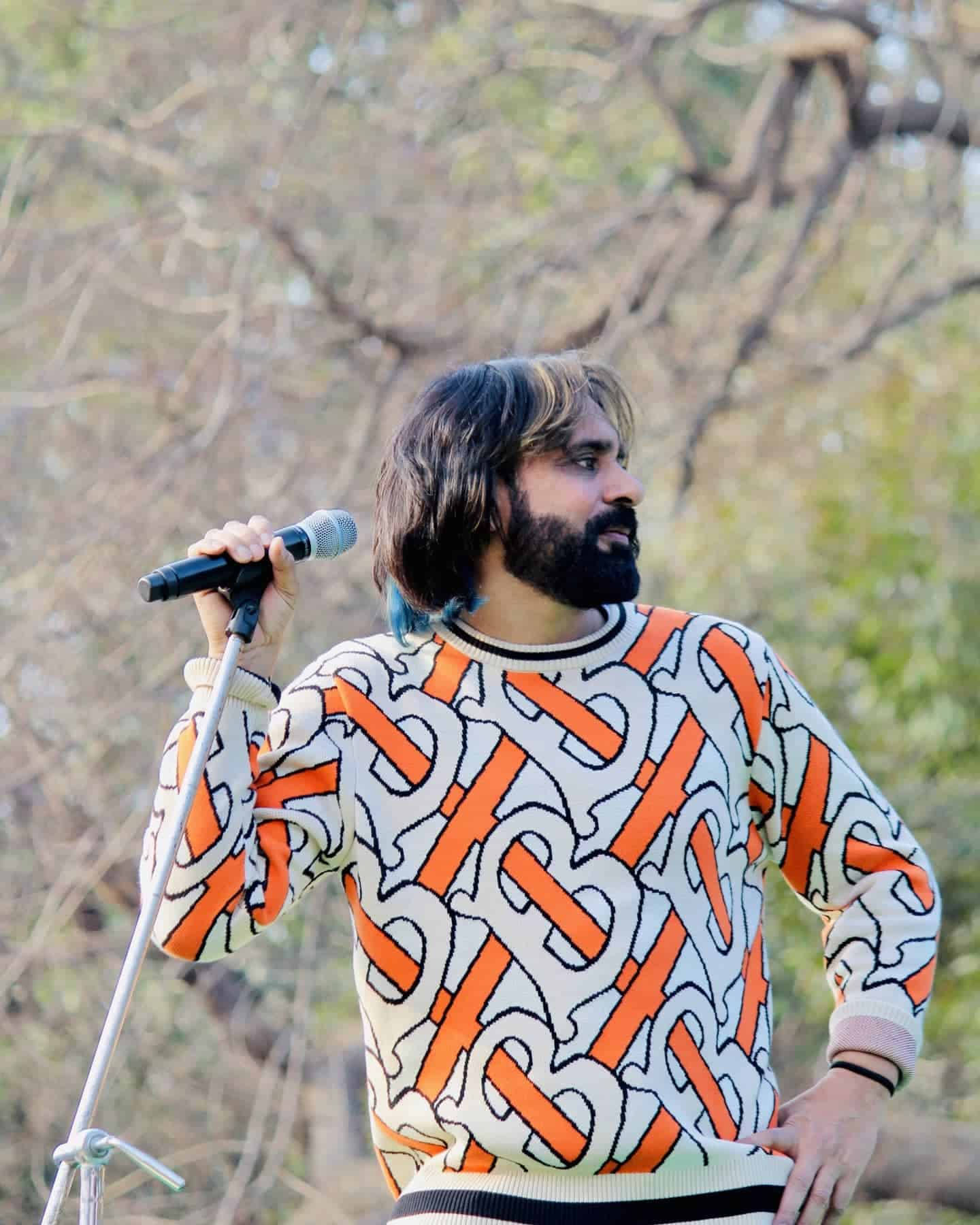 Legendary Punjabi Singer Babbu Maan Power-packed Performance Onstage Background
