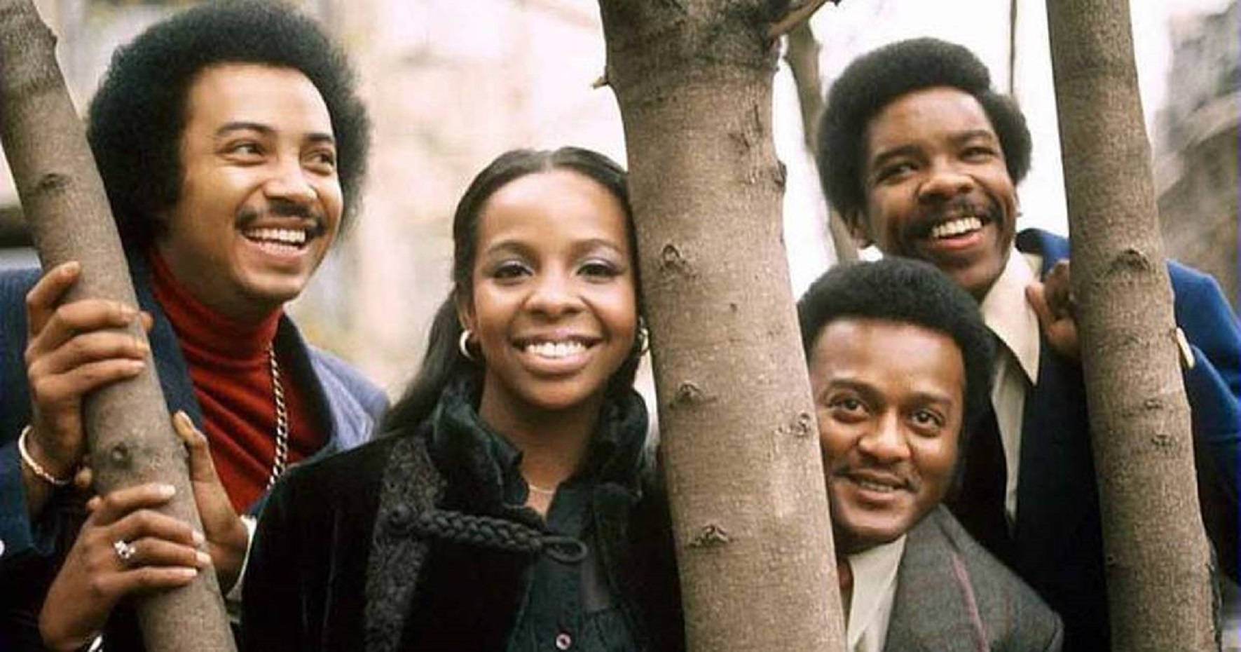 Legendary R&b Group - Gladys Knight And The Pips Background