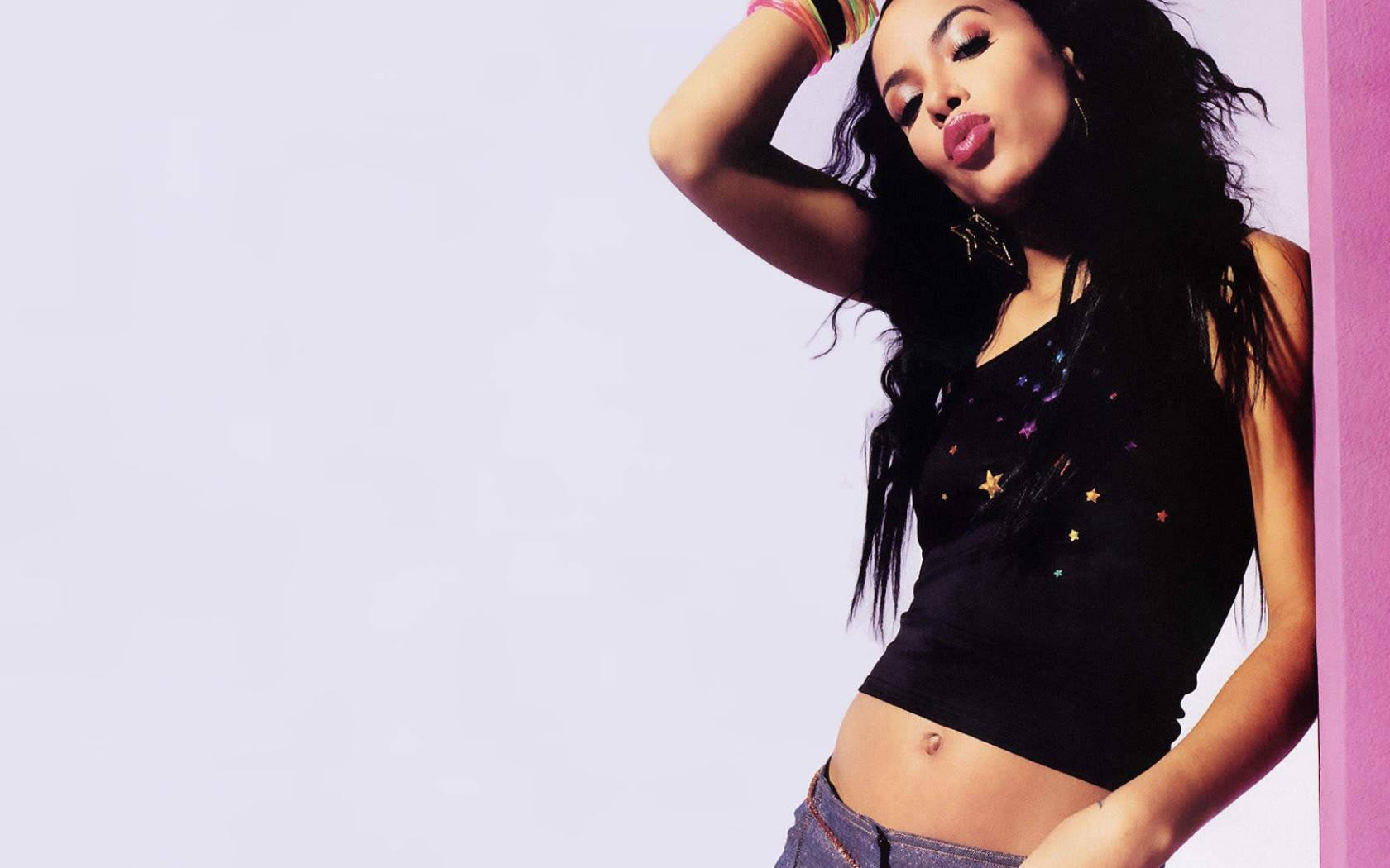 Legendary Singer Aaliyah Looking Superconfident