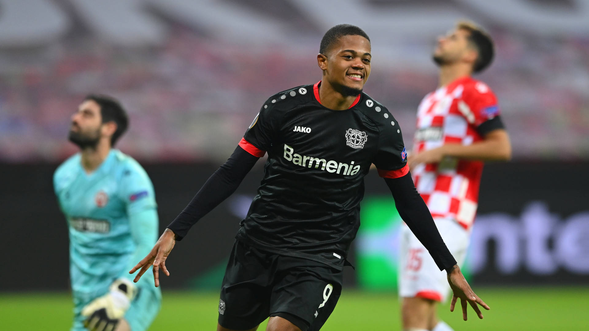 Leon Bailey Running Leverkusen Background