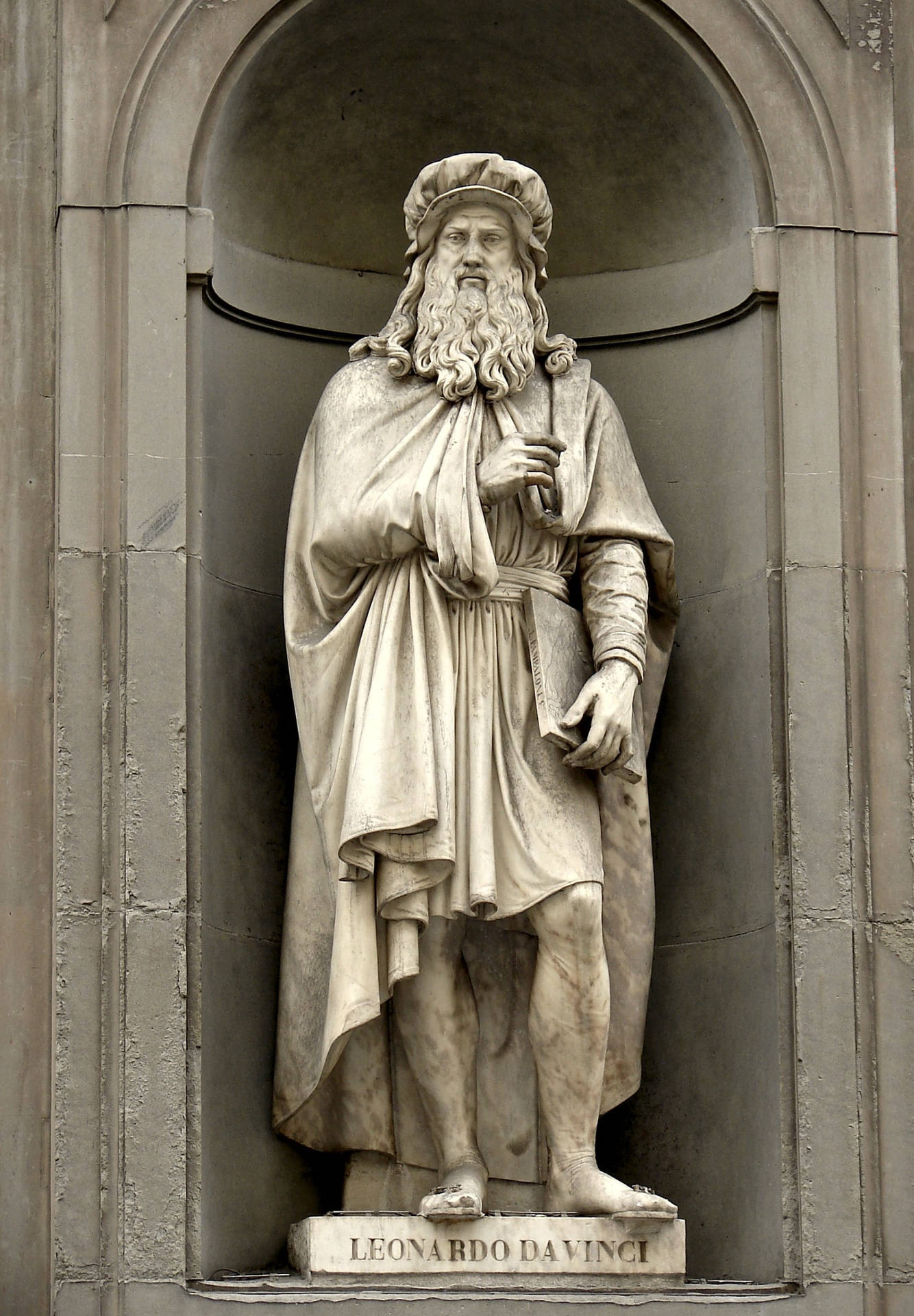 Leonardo Da Vinci Florence Statue Background