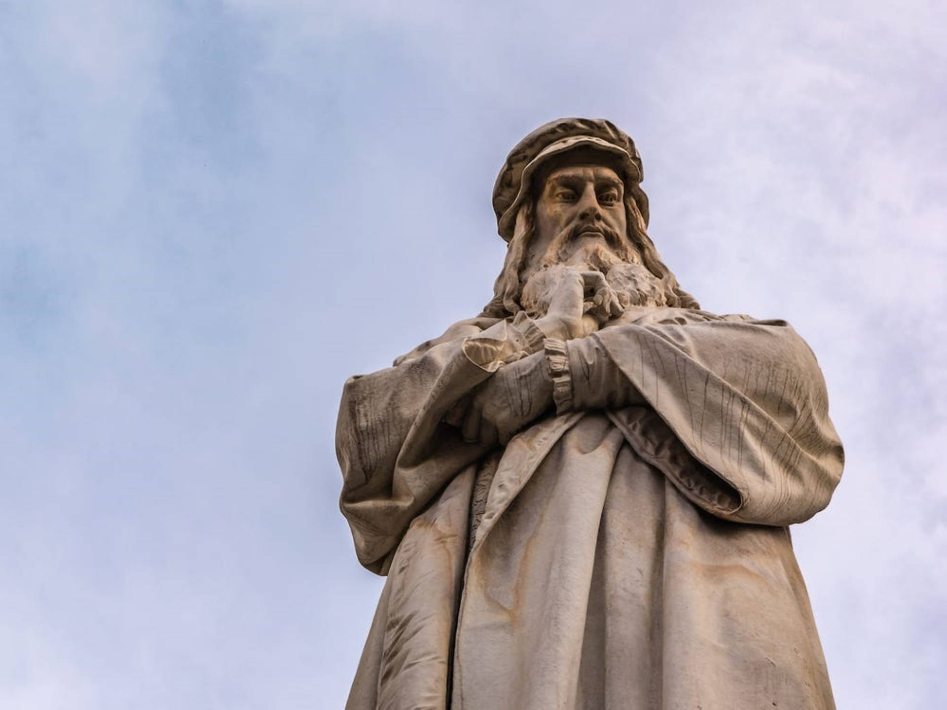 Leonardo Da Vinci Milan Statue Background