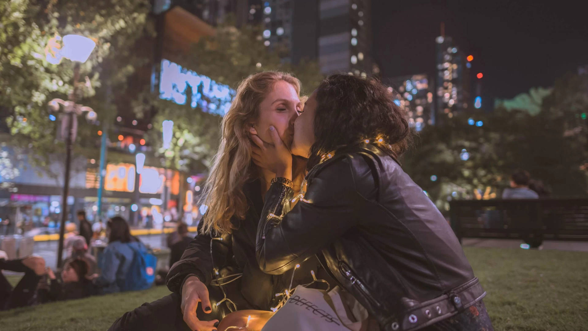 Lesbian Girl City Kiss