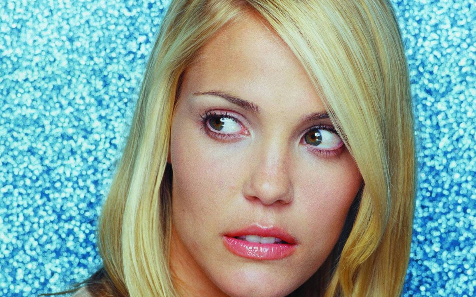 Leslie Bibb Blonde Model Side Look Background