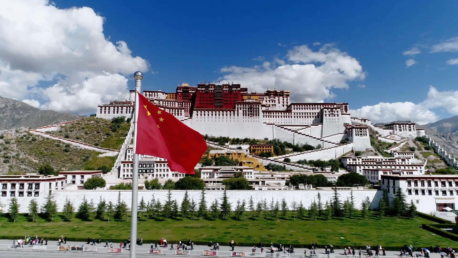 Lhasa's Potala Palace On Sunny Day Background