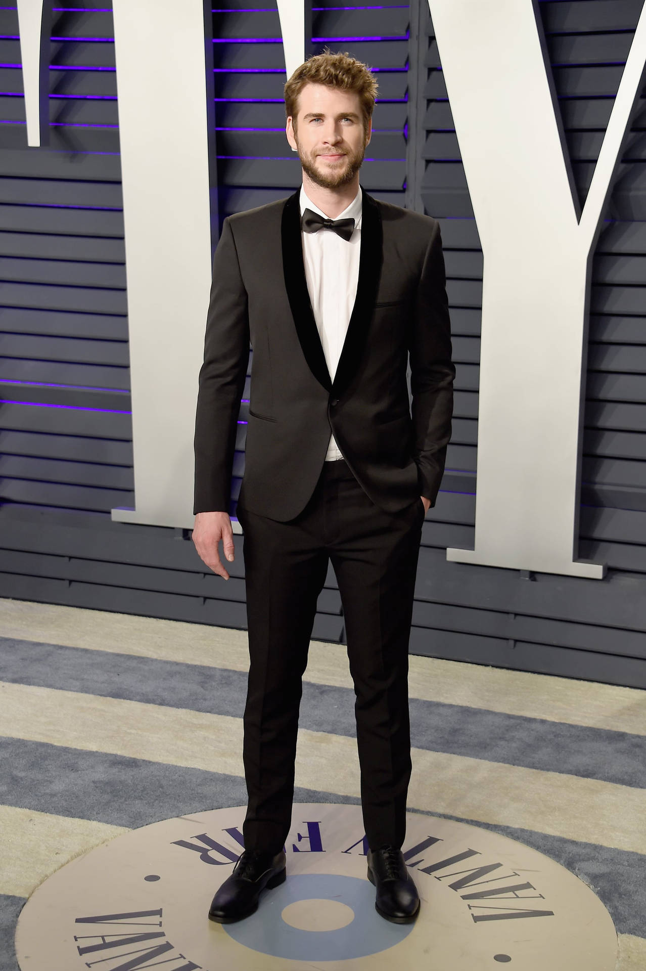 Liam Hemsworth Suit And Tie Background