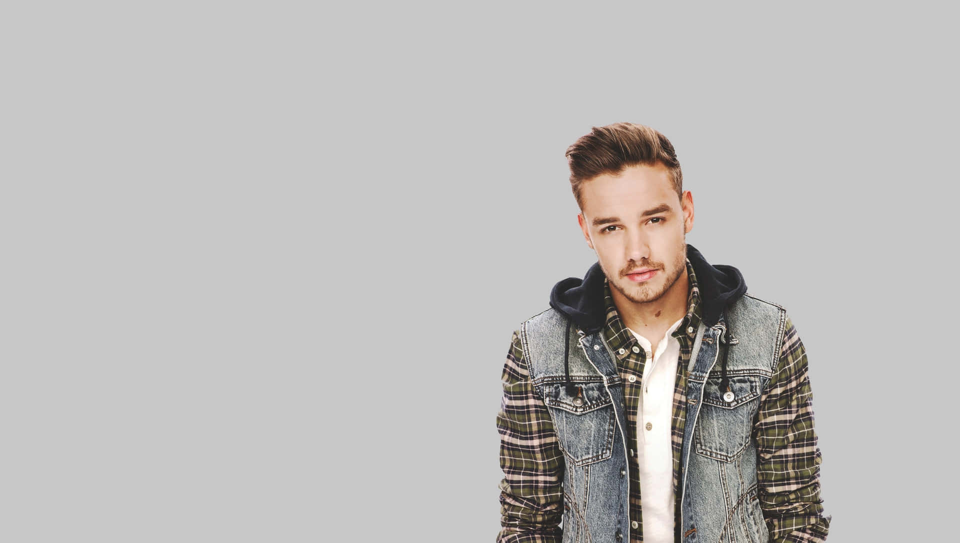Liam Payne Gives A Tranquil Smile Background