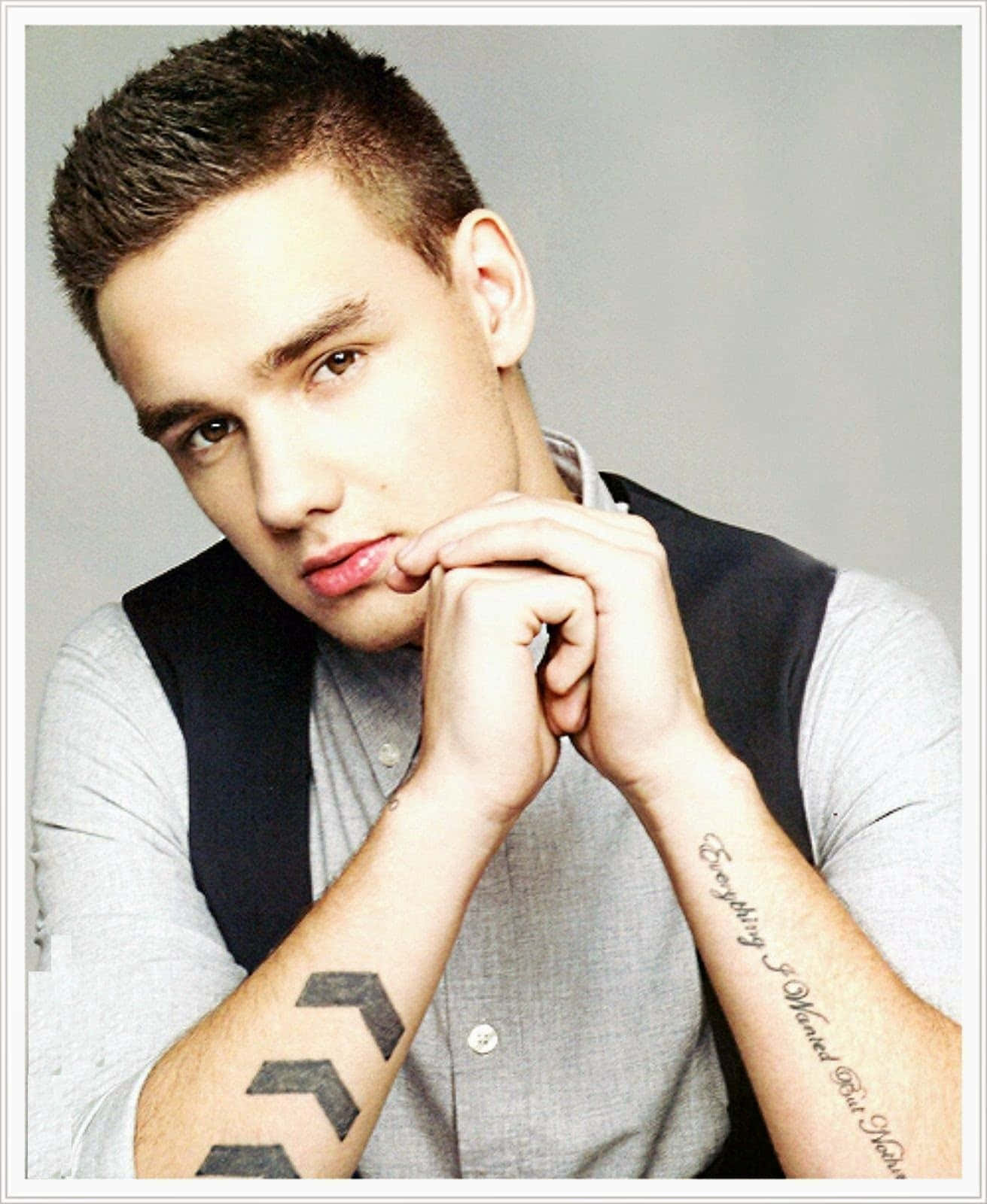 Liam Payne Looking Stylish Background