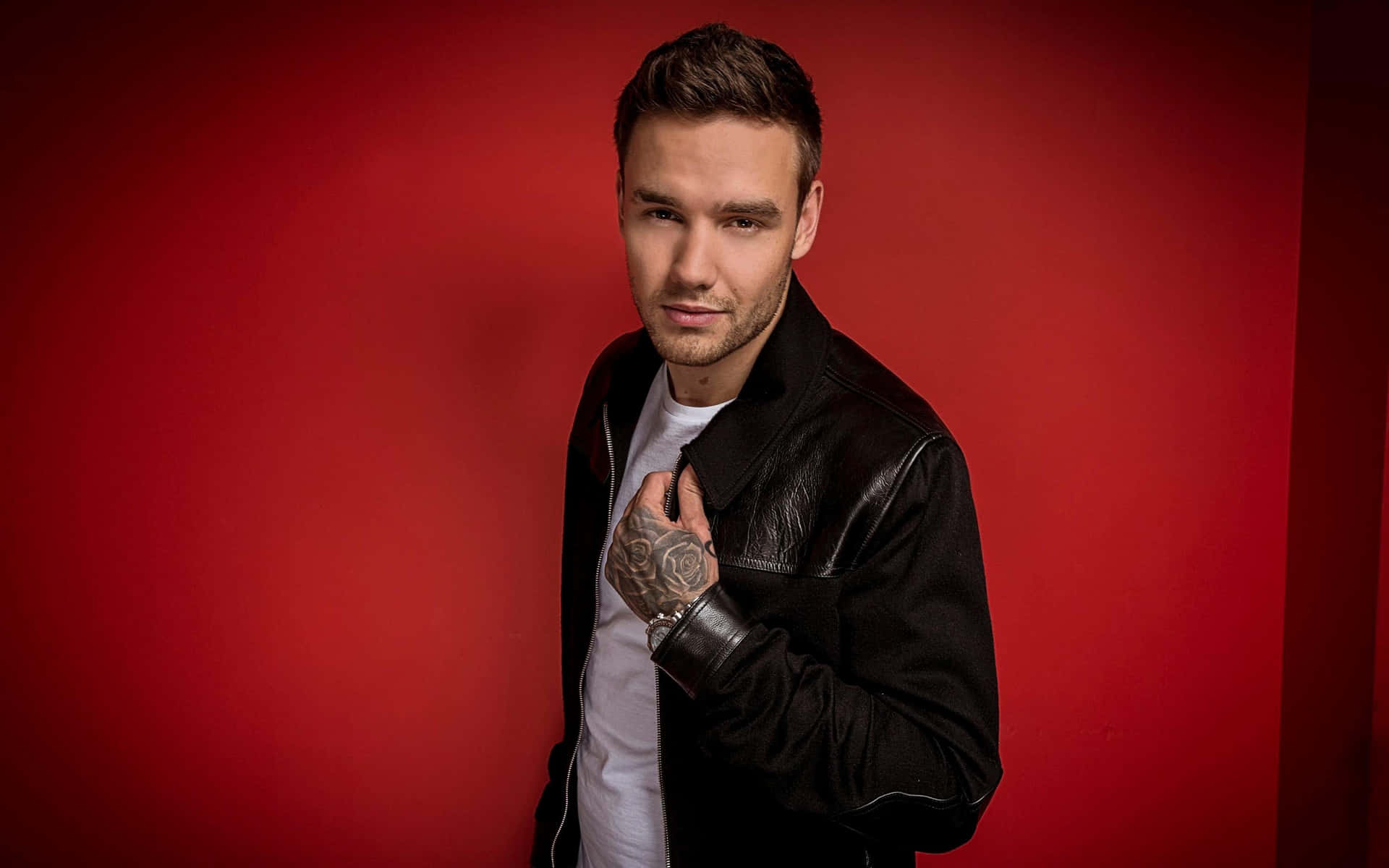 Liam Payne Rocks The Stage While Performing Live