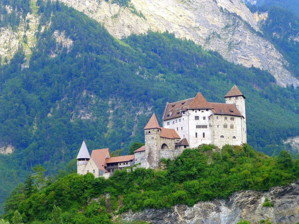 Liechtenstein Burg Gutenberg Background