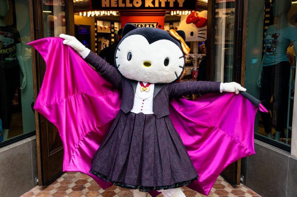 Life-sized Bat Hello Kitty Halloween Background