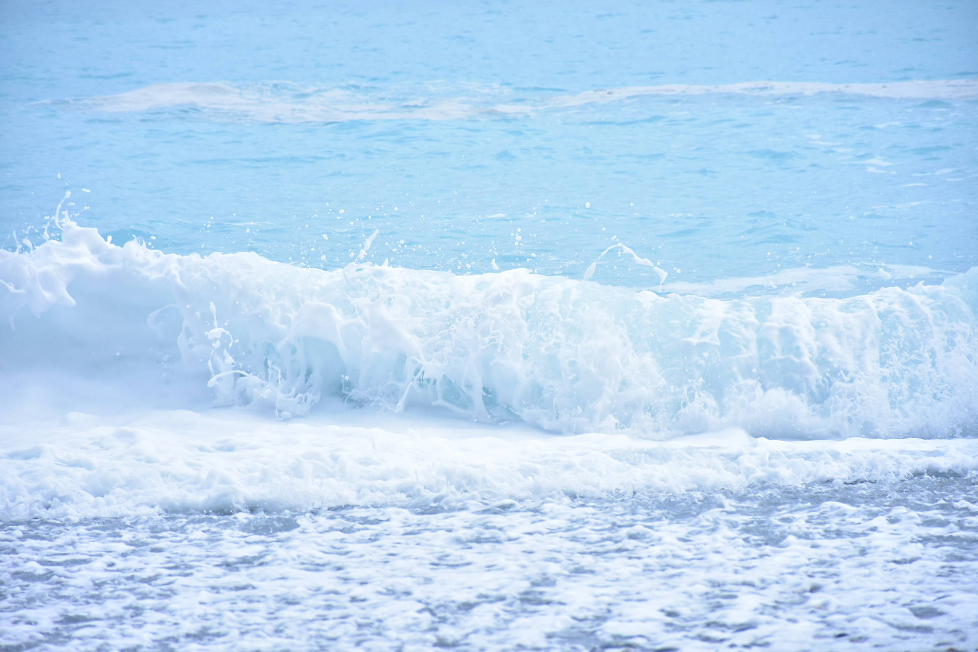 Light And Refreshing Ocean Blue Wave Background