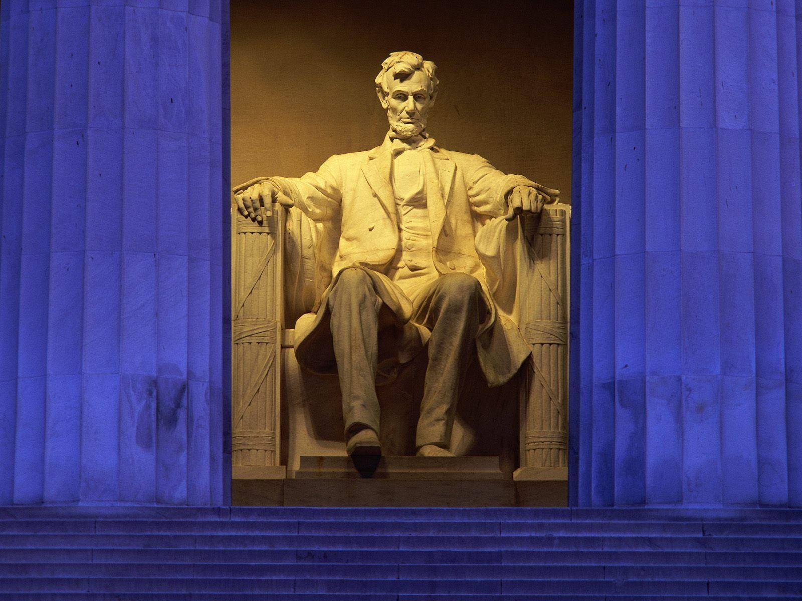 Lincoln Monument In Between Pillars Background