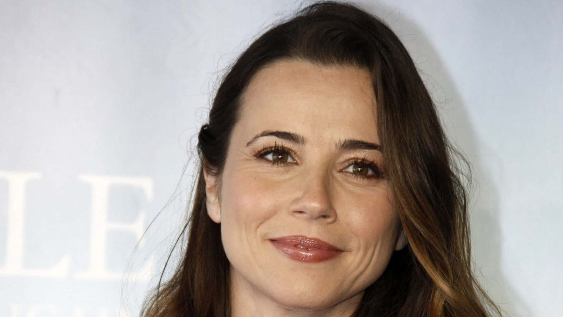 Linda Cardellini Posing Confidently Background