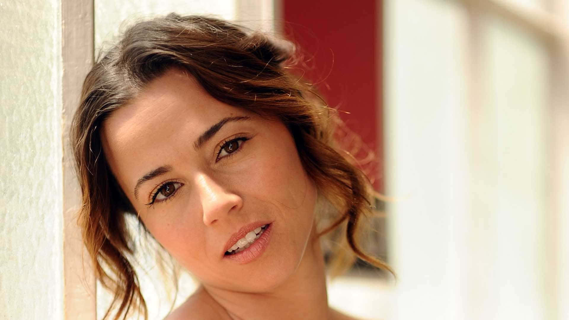 Linda Cardellini Posing In A Radiant Photoshoot