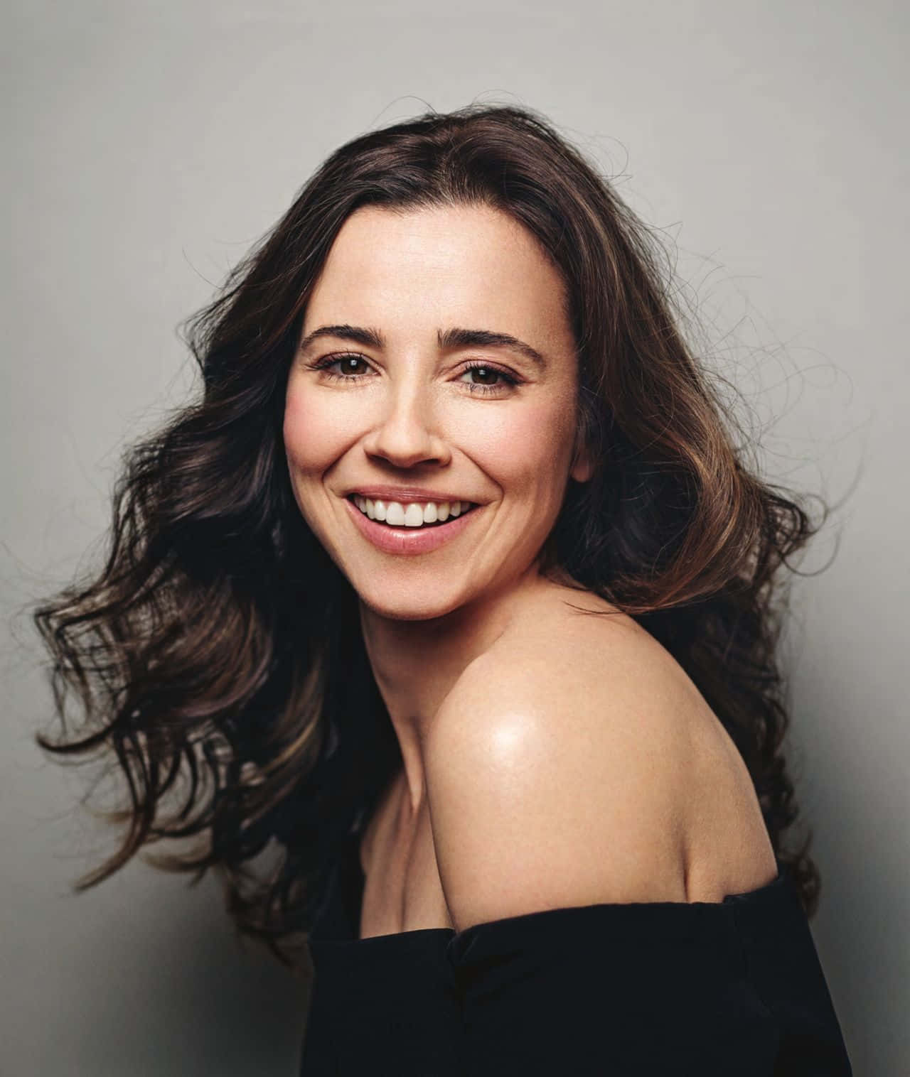 Linda Cardellini Striking A Stylish Pose Background