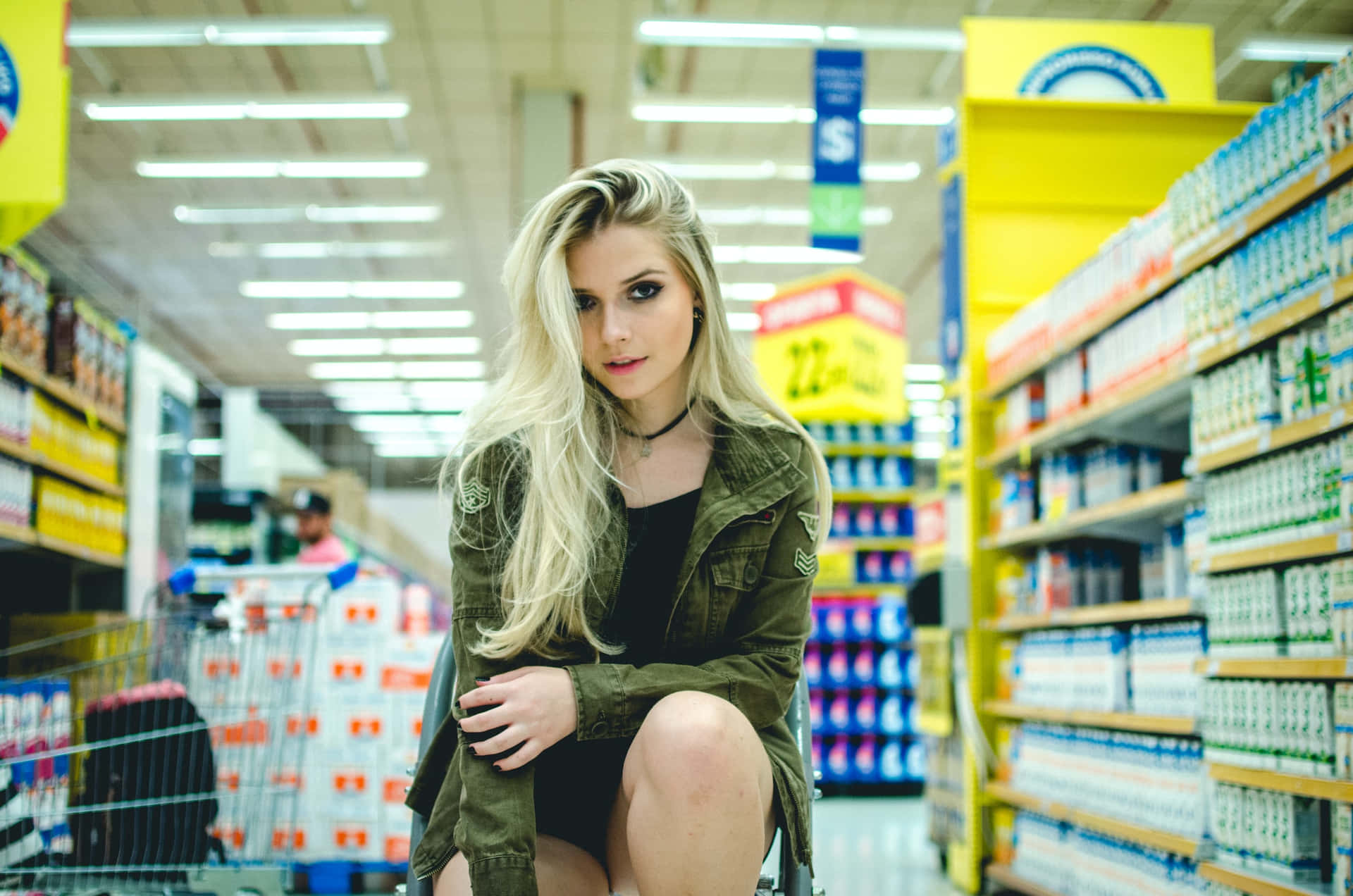 Linda Chica In A Grocery Background