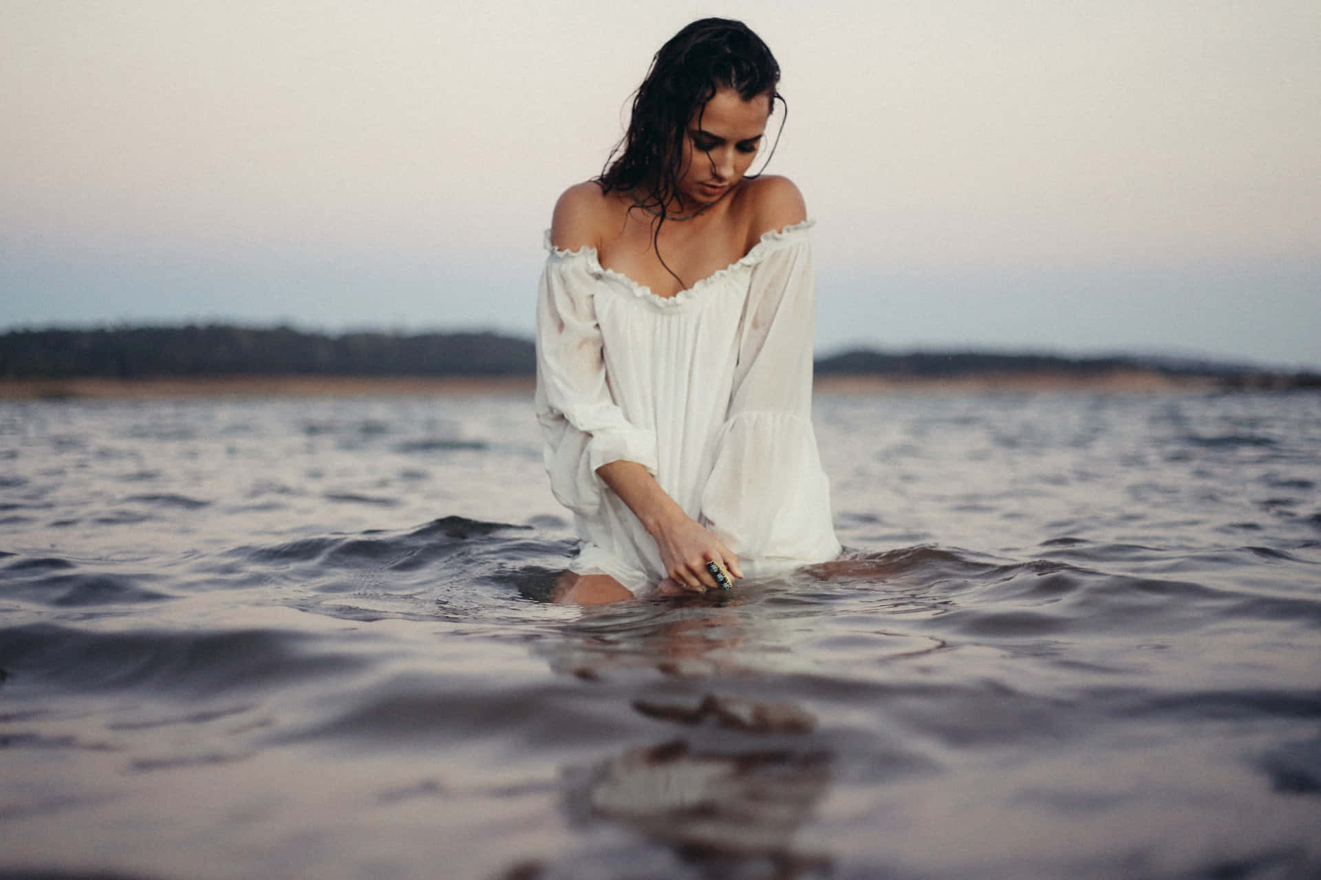 Linda Chica In The Sea Background