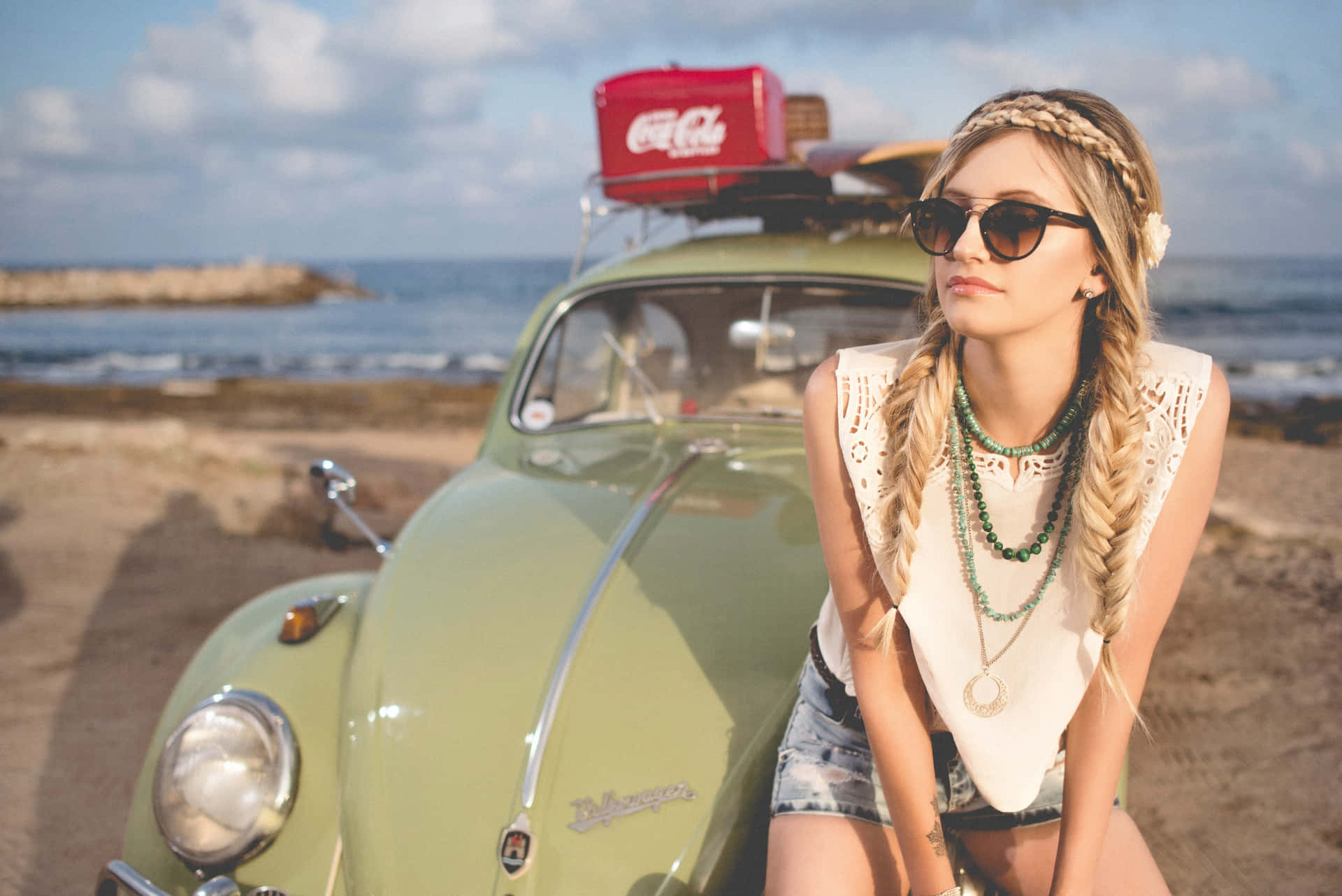 Linda Chica Sitting On A Car Background