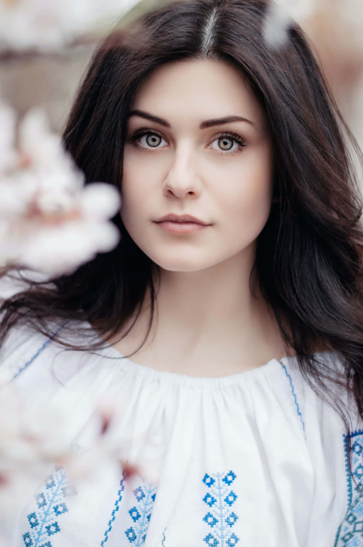 Linda Chica With Flowers Background