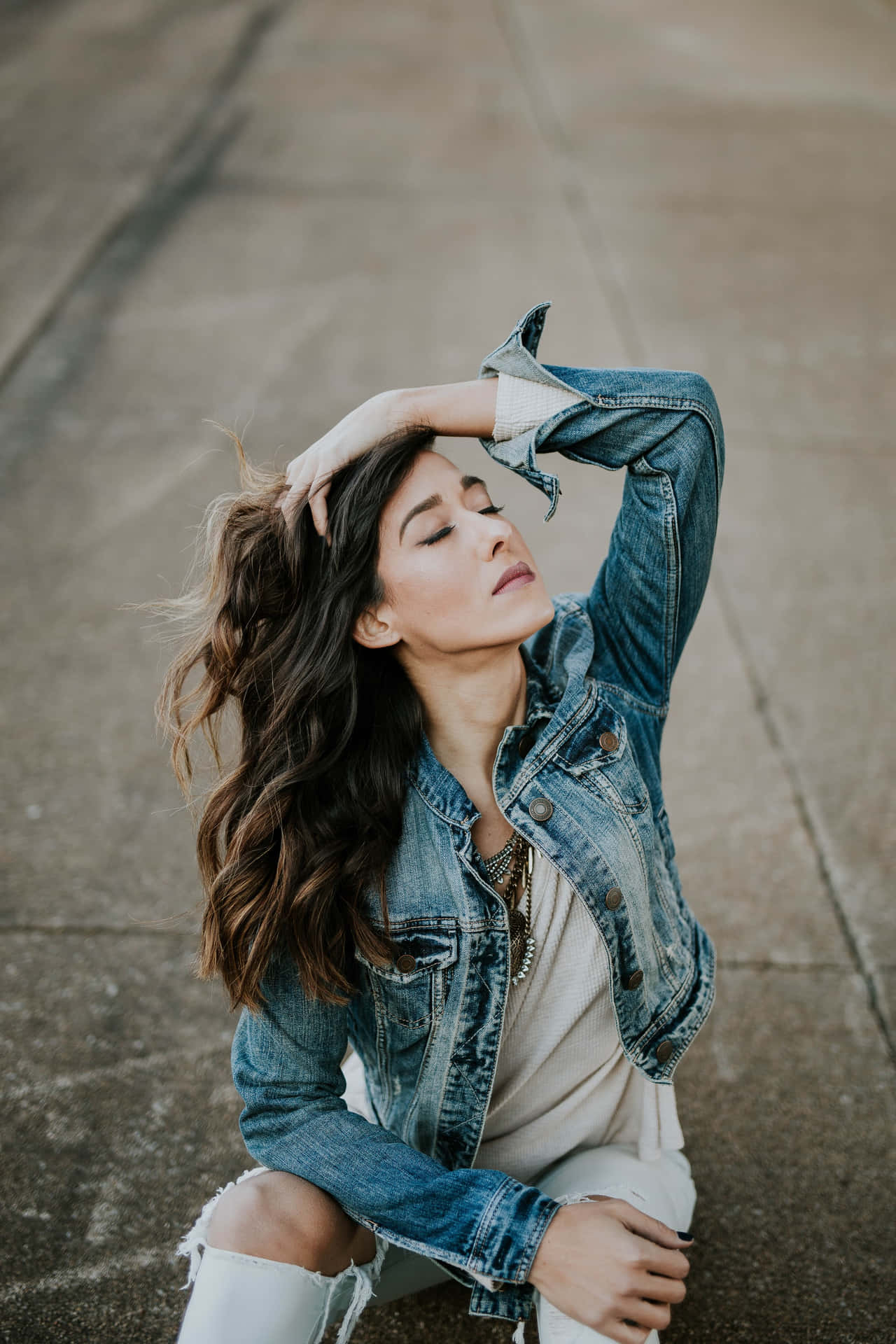 Linda Chica With Toussled Hair Background