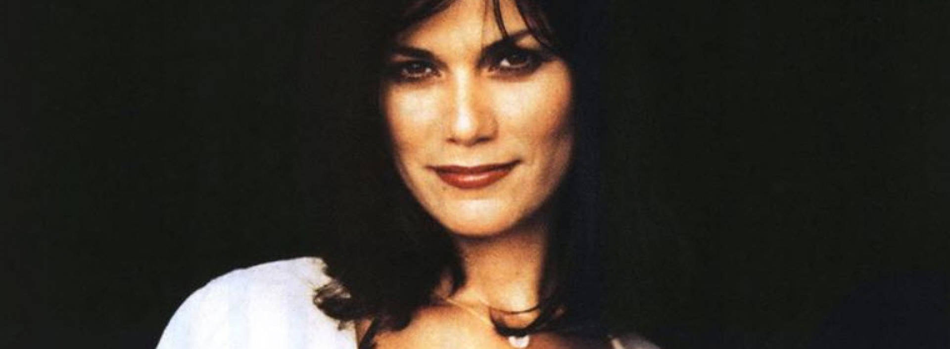 Linda Fiorentino Smile Background