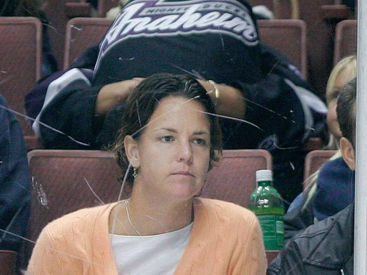 Lindsay Davenport Serious Face Background