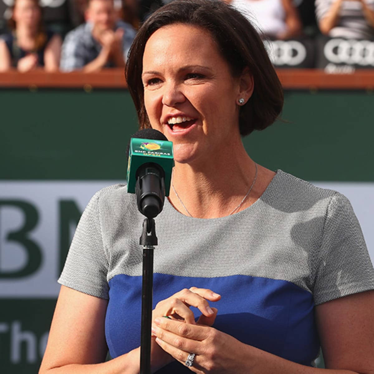 Lindsay Davenport Speaking On A Microphone Background