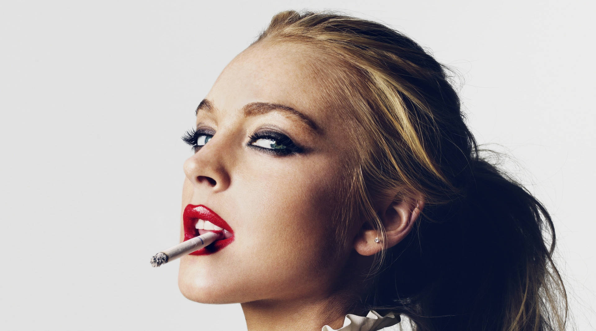 Lindsay Lohan Smoking Background