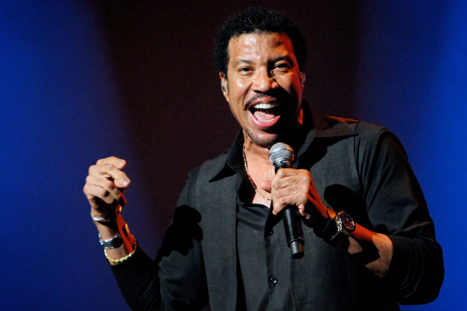 Lionel Richie Dancing On The Ceiling Background