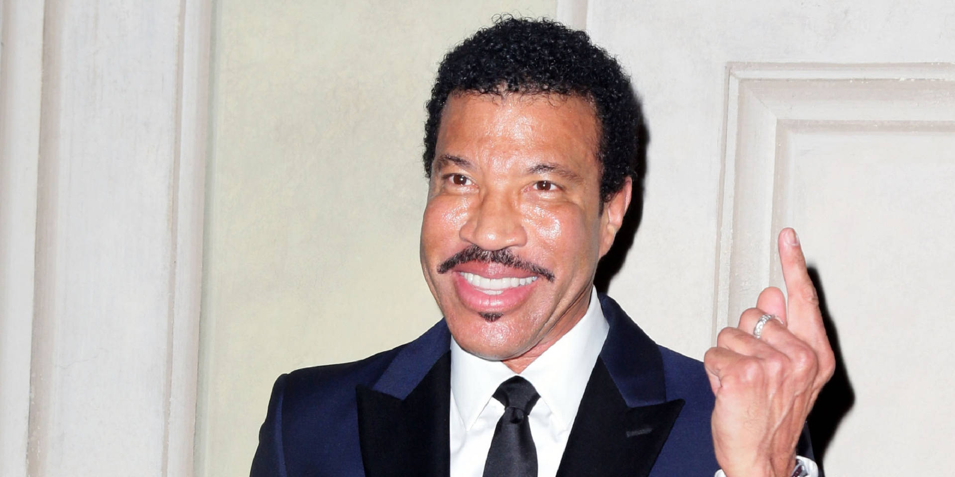 Lionel Richie Iconic Singer And Songwriter Background