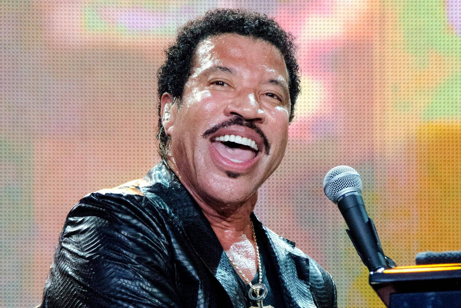 Lionel Richie Performing Onstage Background