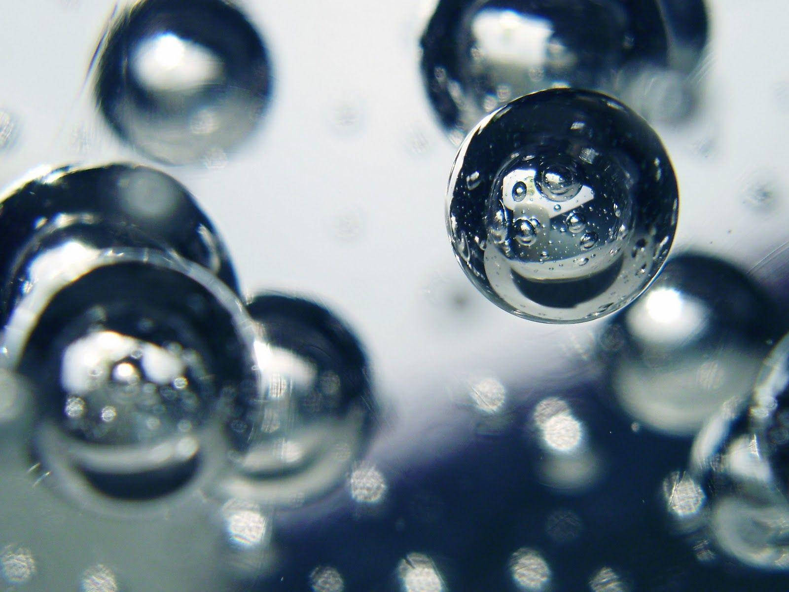 Liquid Dynamics On Metal Spheres