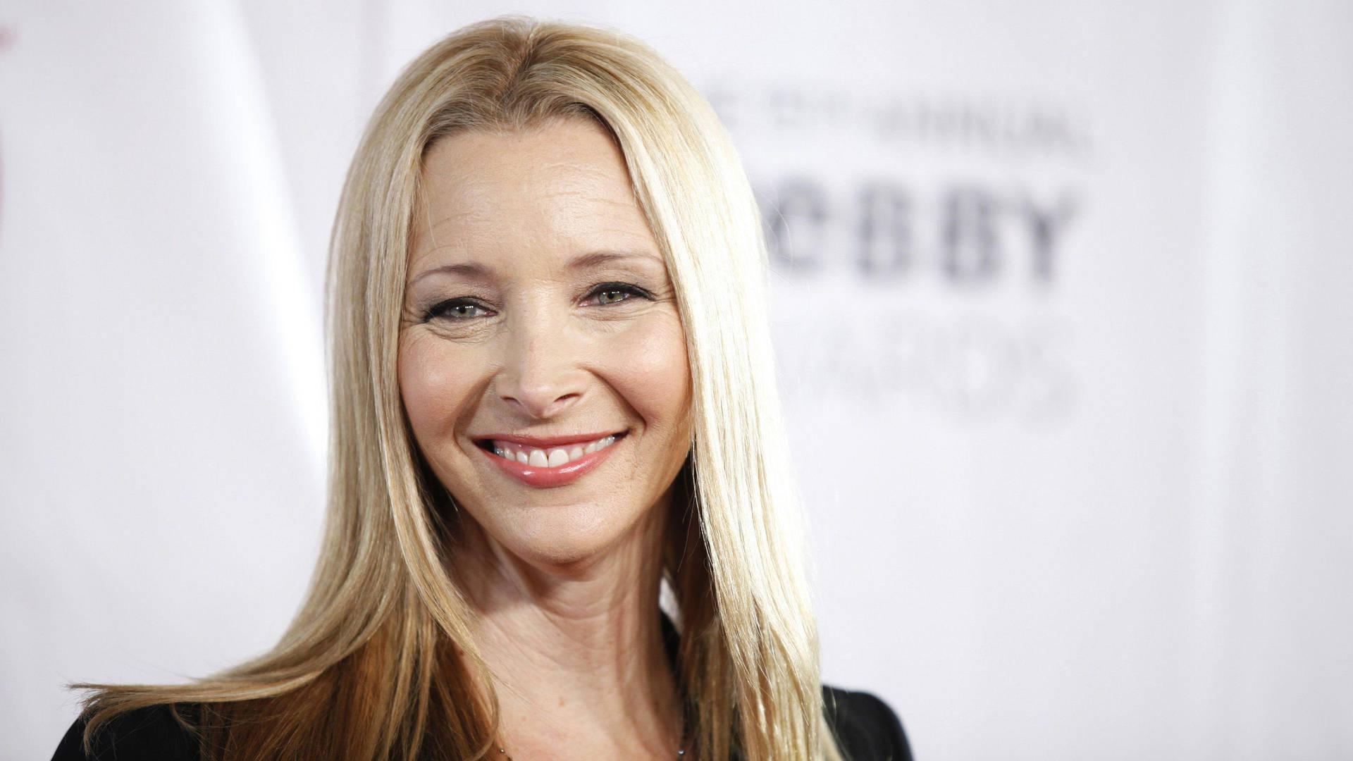 Lisa Kudrow Pleasing Smiley Face Background