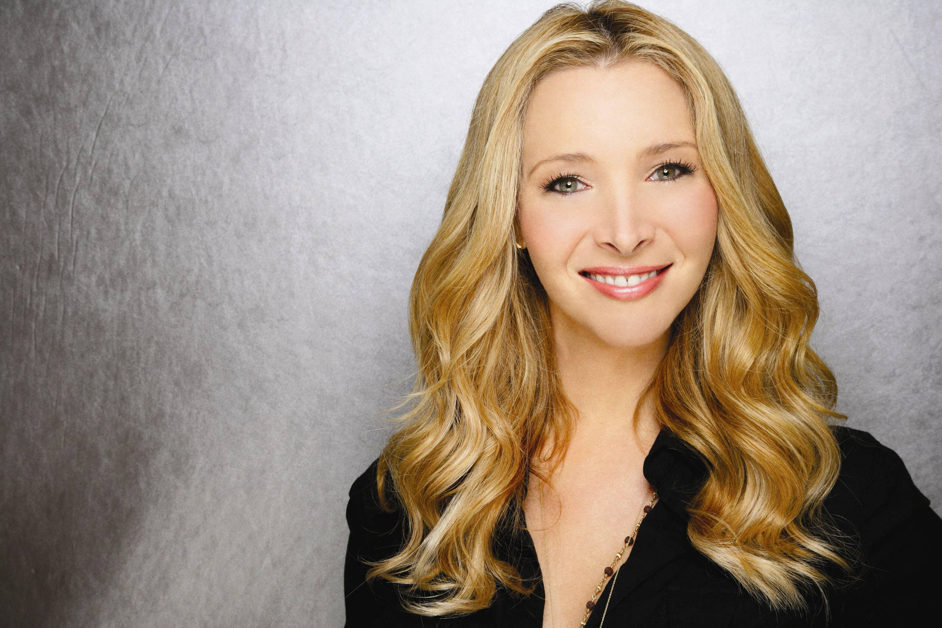 Lisa Kudrow Stunning Smile Background