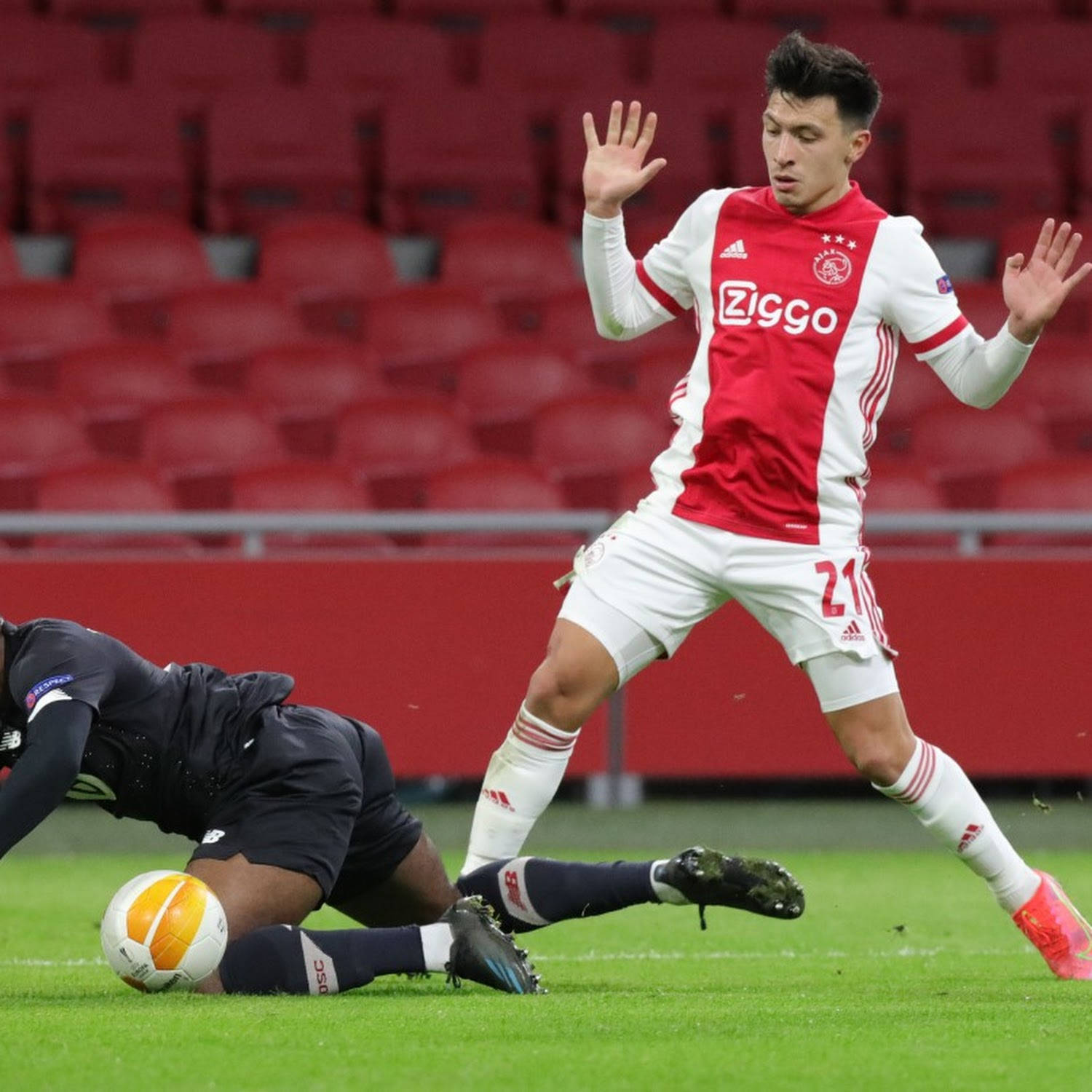 Lisandro Martínez Tripping Opponent