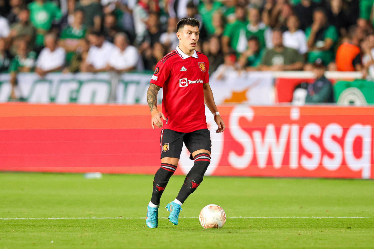 Lisandro Martínez With The Ball Background