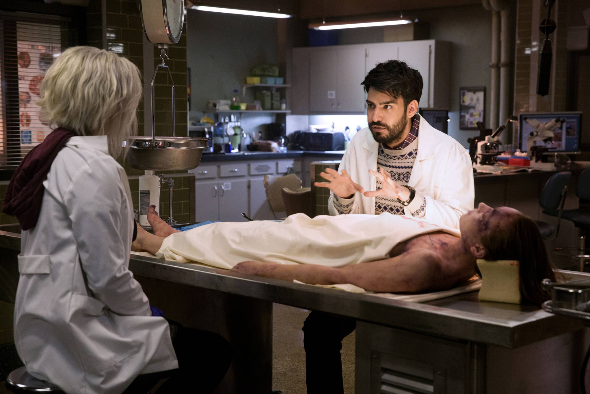 Liv Moore And Ravi Chakrabarti With A Body In Izombie Background