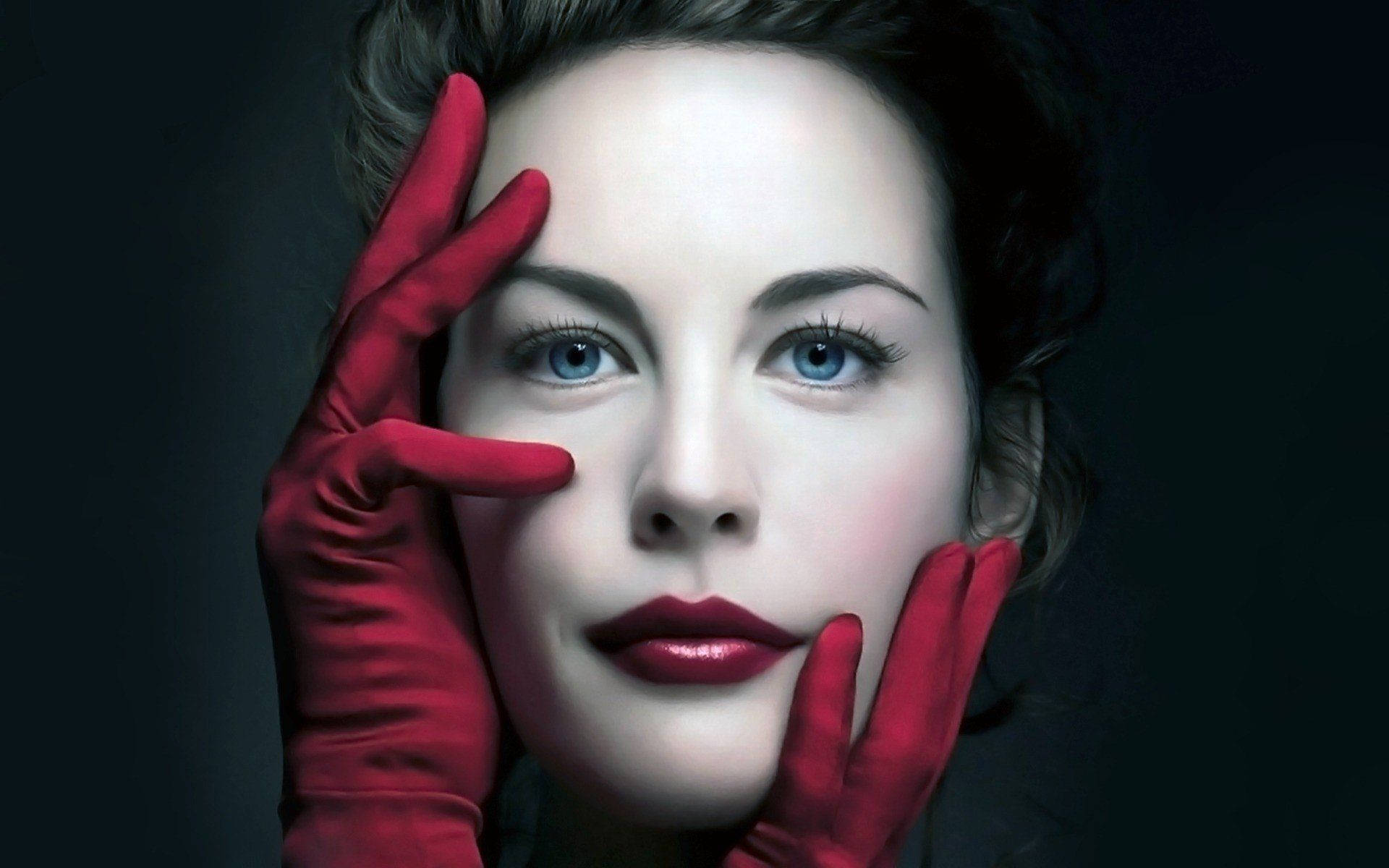 Liv Tyler Hand & Face Photoshoot