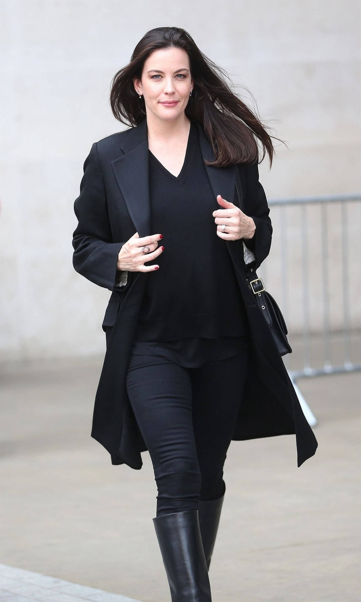 Liv Tyler Off Black Fall Outfit